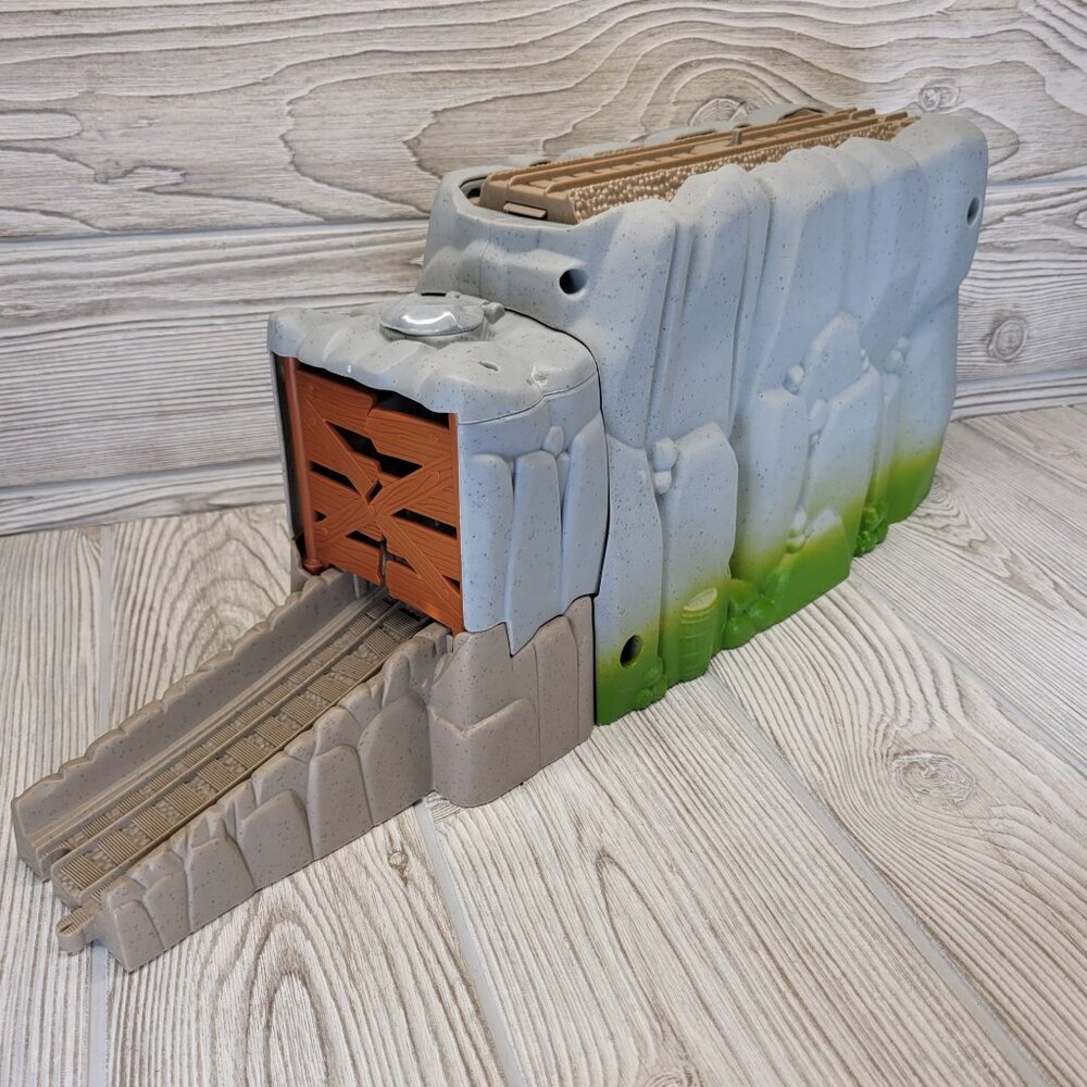 Thomas Friends‎ TrackMaster Blue Mountain Quarry Rock Tunnel Gray 2012 Accessory
